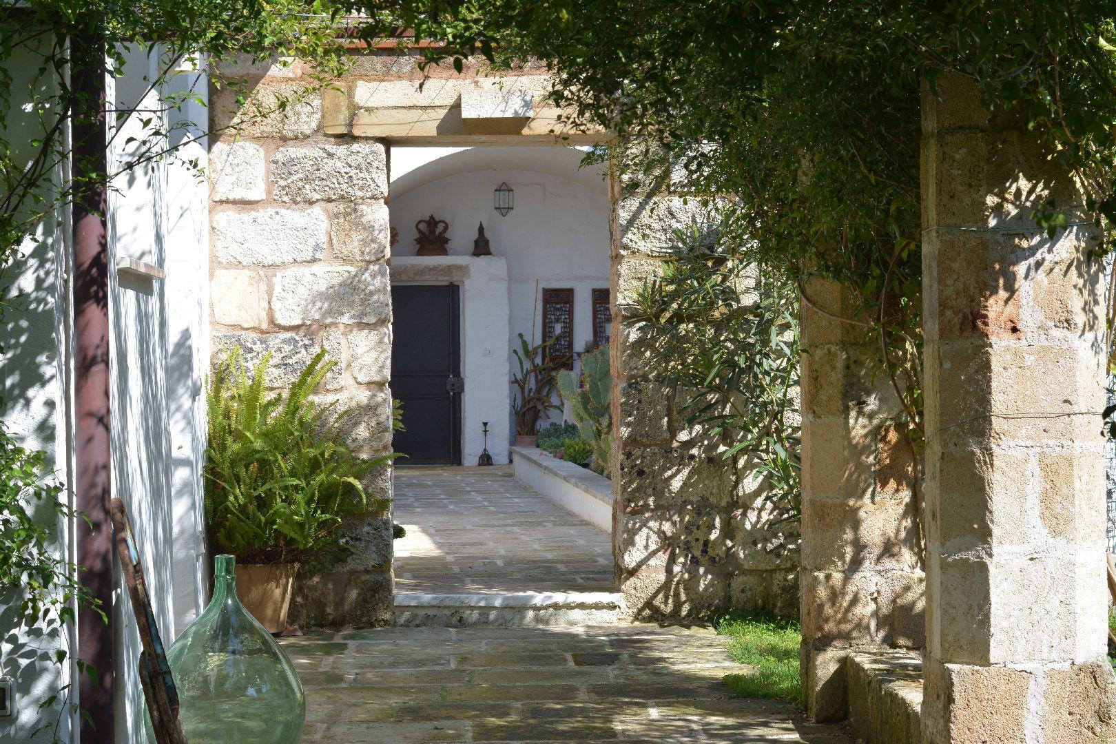 Giardino sul retro con pergola con orto