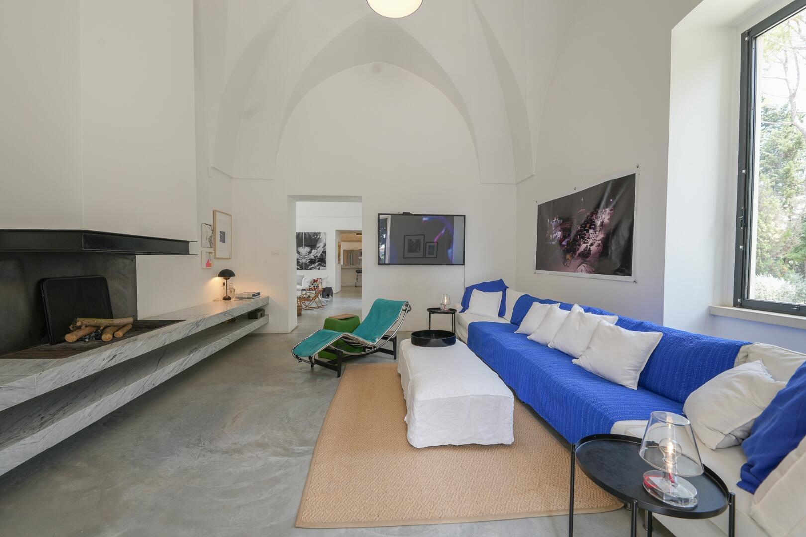 salon avec cheminée