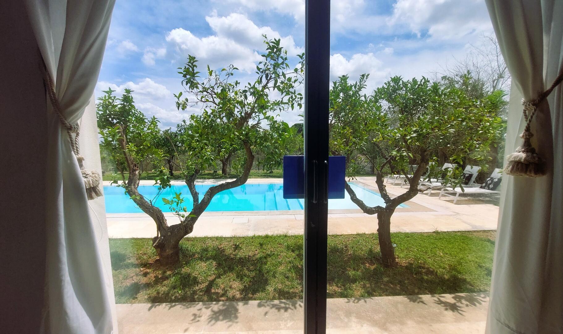 Chambre double F avec vue sur la piscine