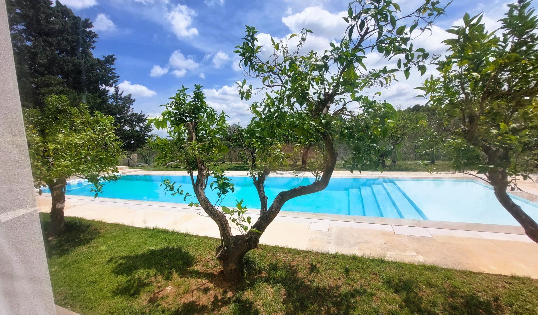 Chambre double F avec vue sur la piscine