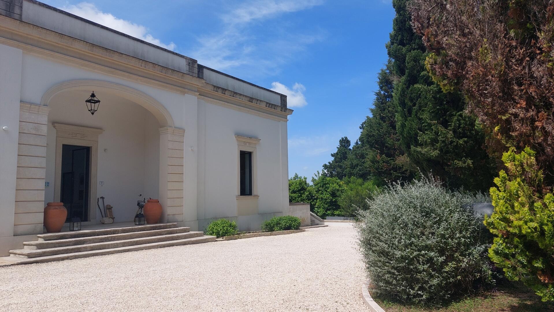 façade de l‘entrée principale de la villa