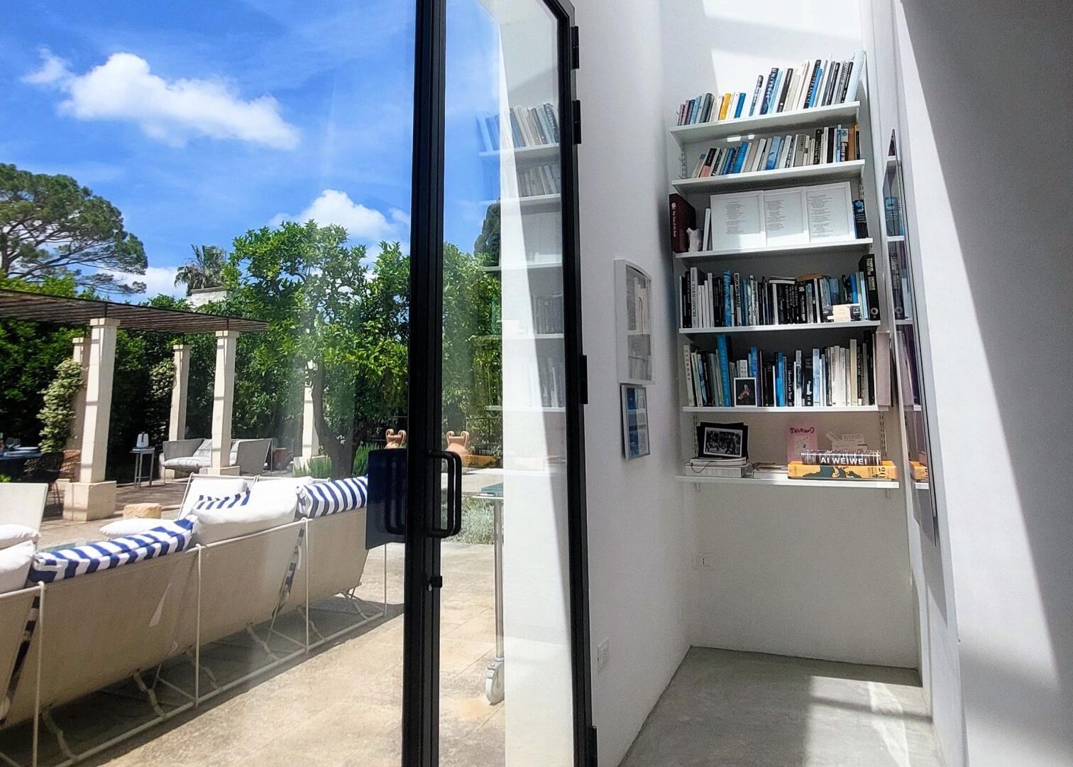 salon avec canapés détaillés