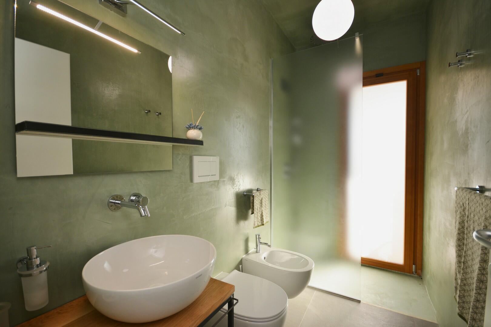 Rez-de-chaussée-Chambre double B, salle de bain avec douche