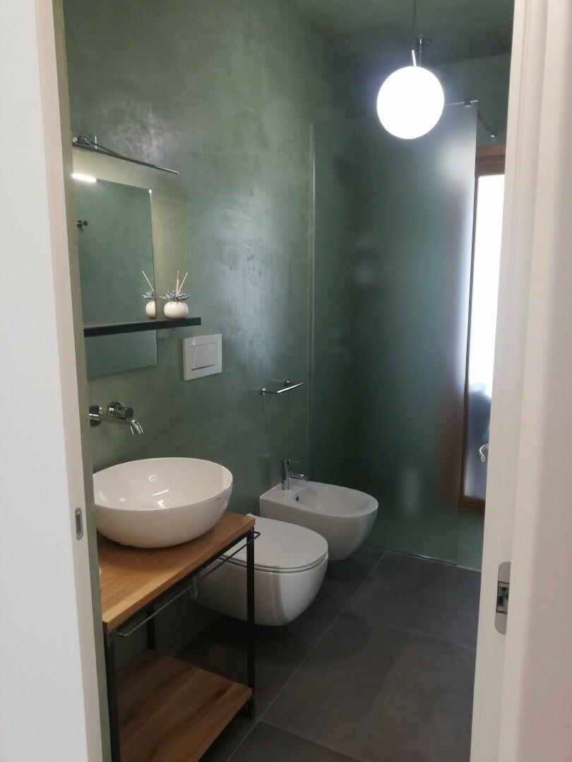 Rez-de-chaussée-Chambre double B, salle de bain avec douche