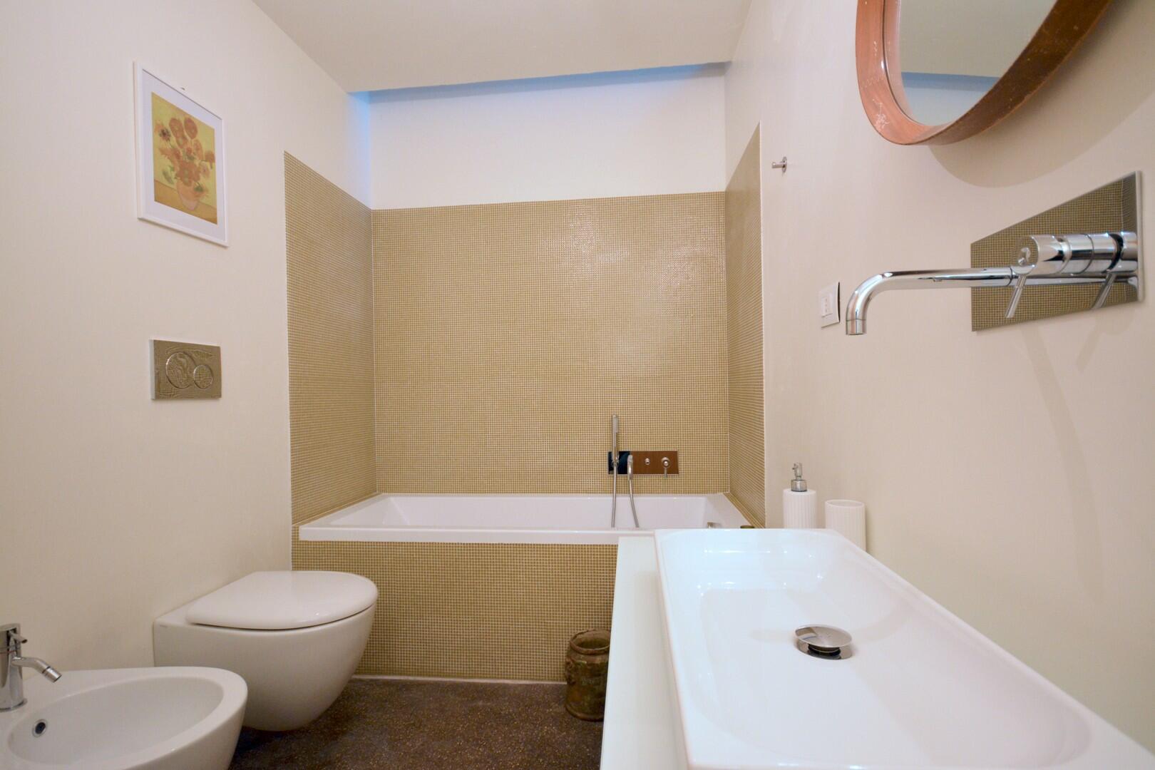 Rez-de-chaussée - chambre double C - salle de bain avec baignoire