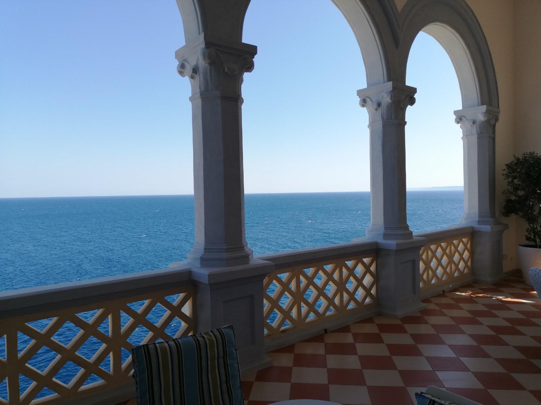 Porche équipé avec vue mer