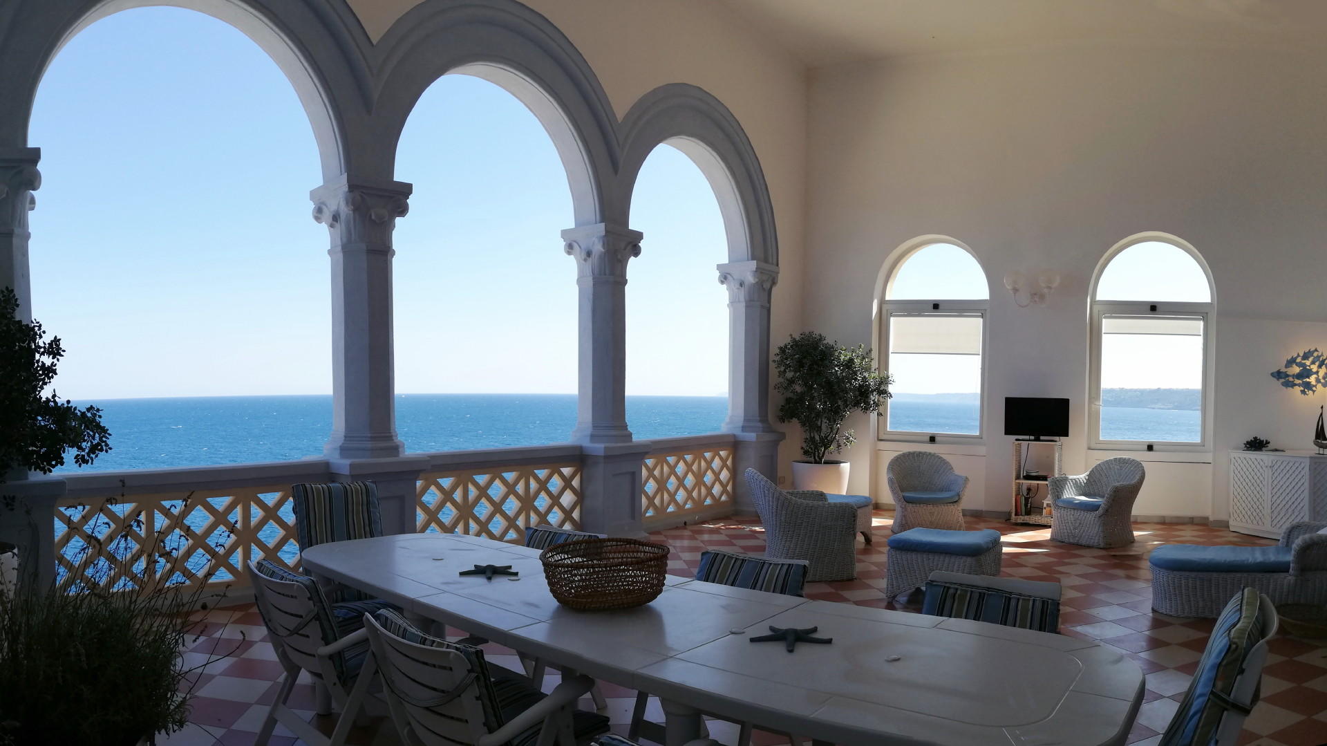 Equipped porch with sea view