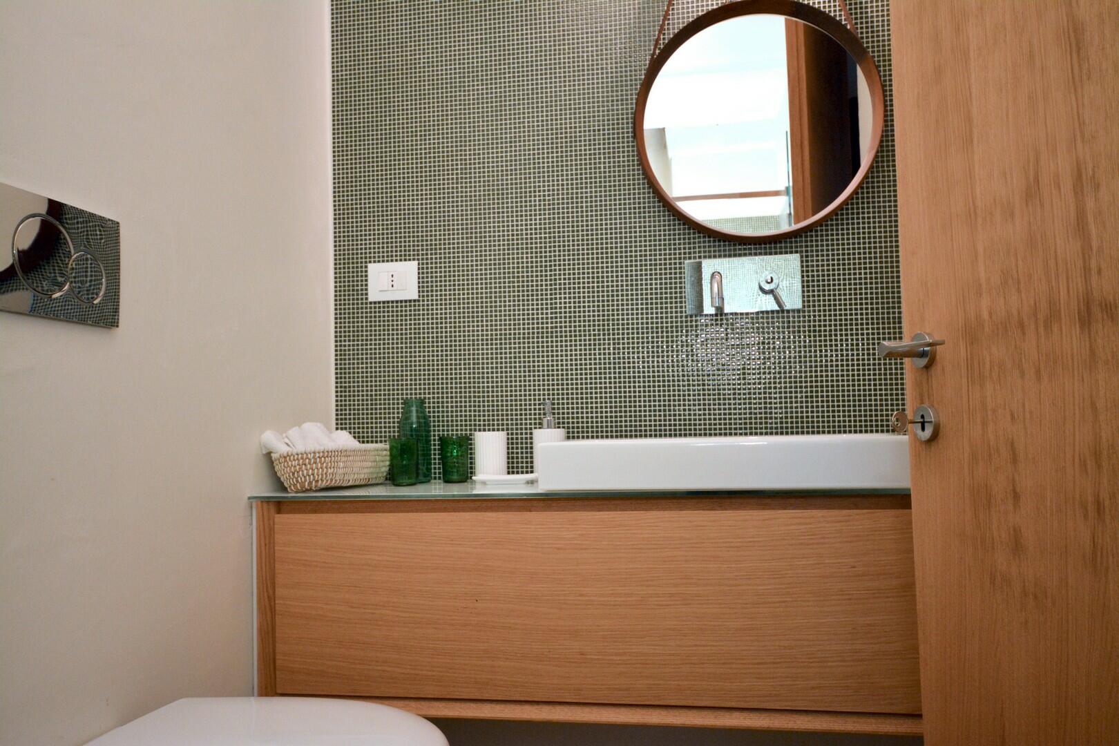 Rez-de-chaussée - petite chambre double D - salle de bain avec douche