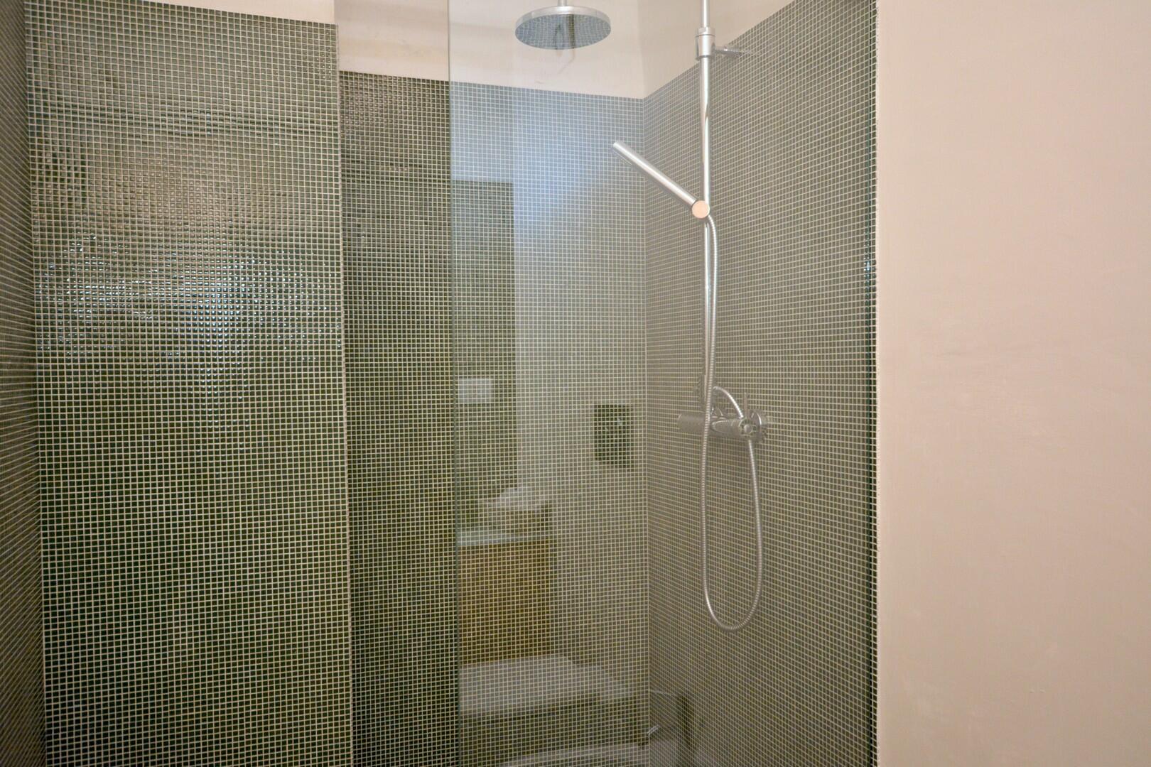 Rez-de-chaussée - petite chambre double D - salle de bain avec douche