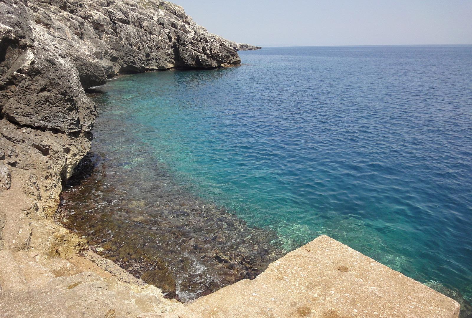 Mer Confortable crique rocheuse privée avec la plate-forme et les escaliers pour entrer dans l‘eau