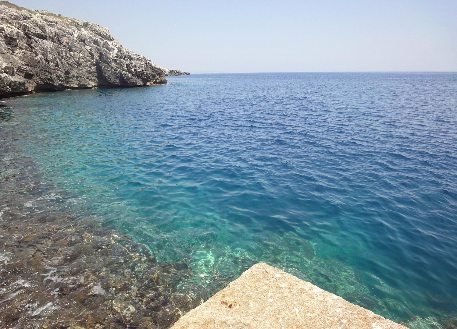 Mare Comoda caletta di scoglio privata con piattaforma e scale per entrare nell‘acqua