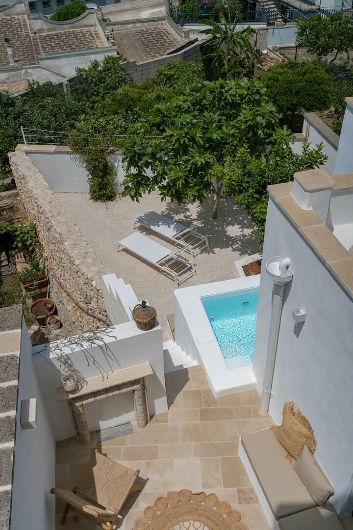 Mini pool and a solarium area