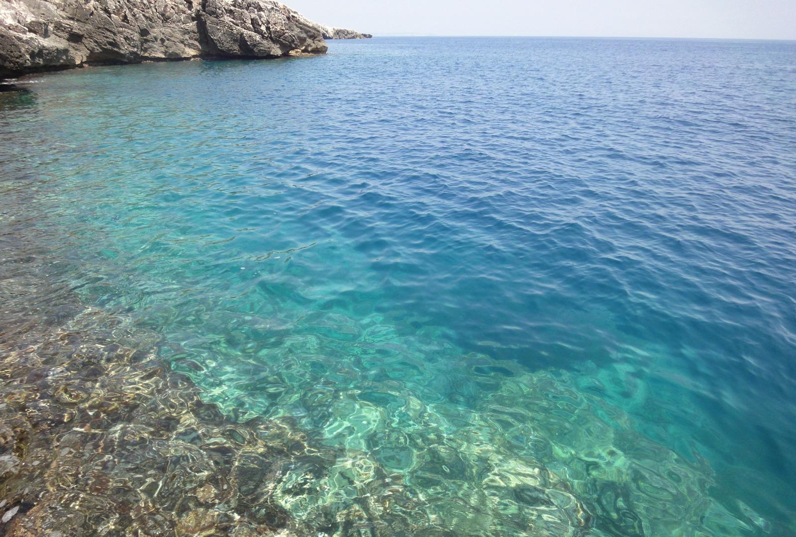 Mer Confortable crique rocheuse privée avec la plate-forme et les escaliers pour entrer dans l‘eau