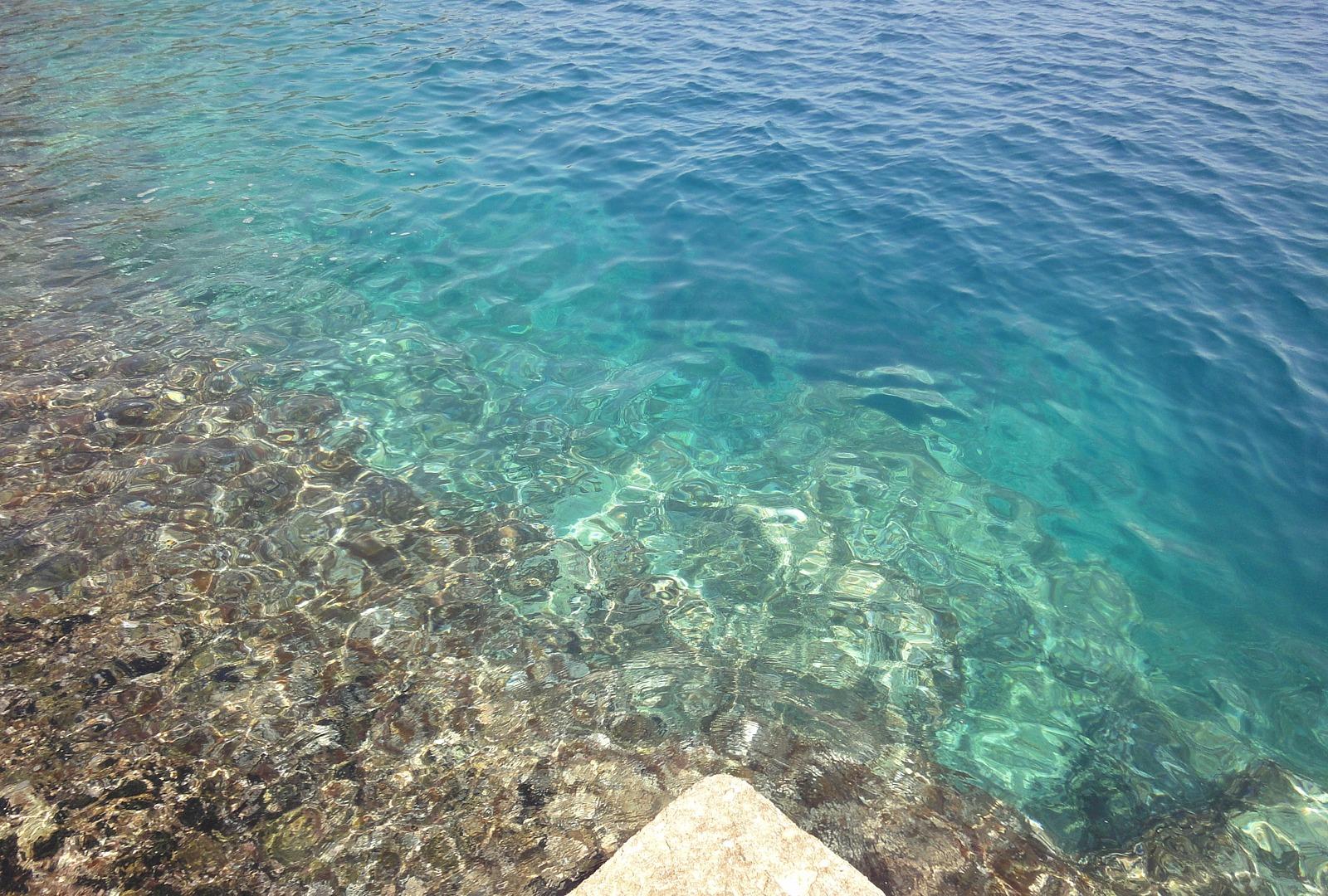 Mer Confortable crique rocheuse privée avec la plate-forme et les escaliers pour entrer dans l‘eau