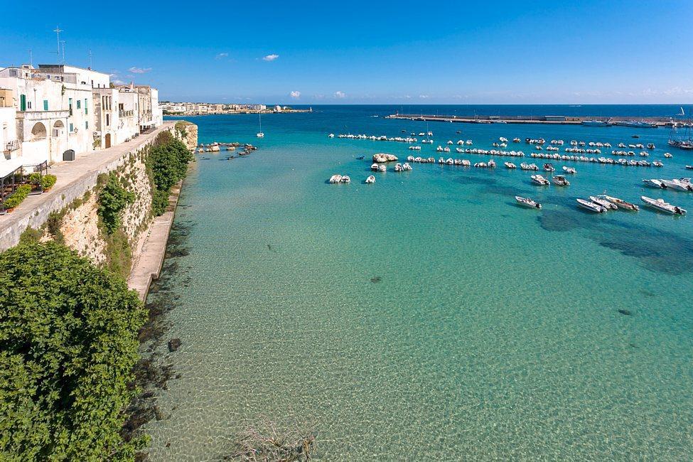 Vues d'Otrante sur la baie avec une mer cristalline