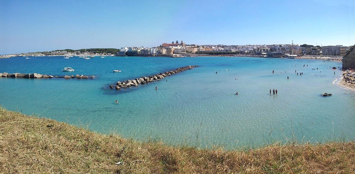 Porto di Otranto con vista del centro storico