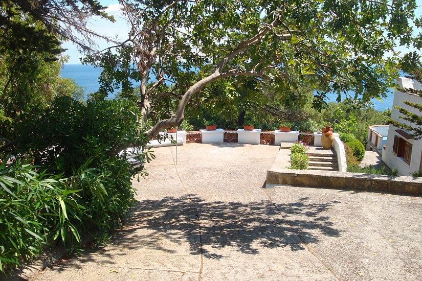 Entrance and garden sea view