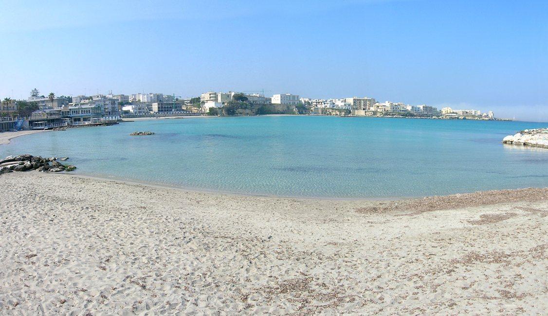 Otranto vue sur la baie avec la mer cristalline