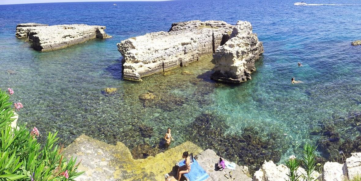 Otranto vue sur la baie avec la mer cristalline