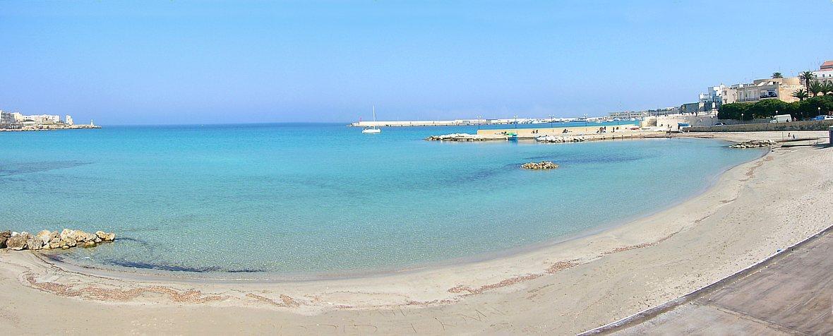 Otranto vue sur la baie avec la mer cristalline