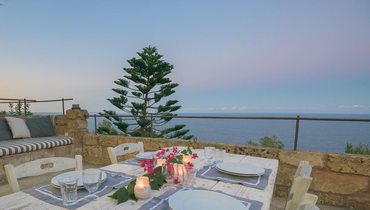 Eingerichtete Terrasse mit Meerblick