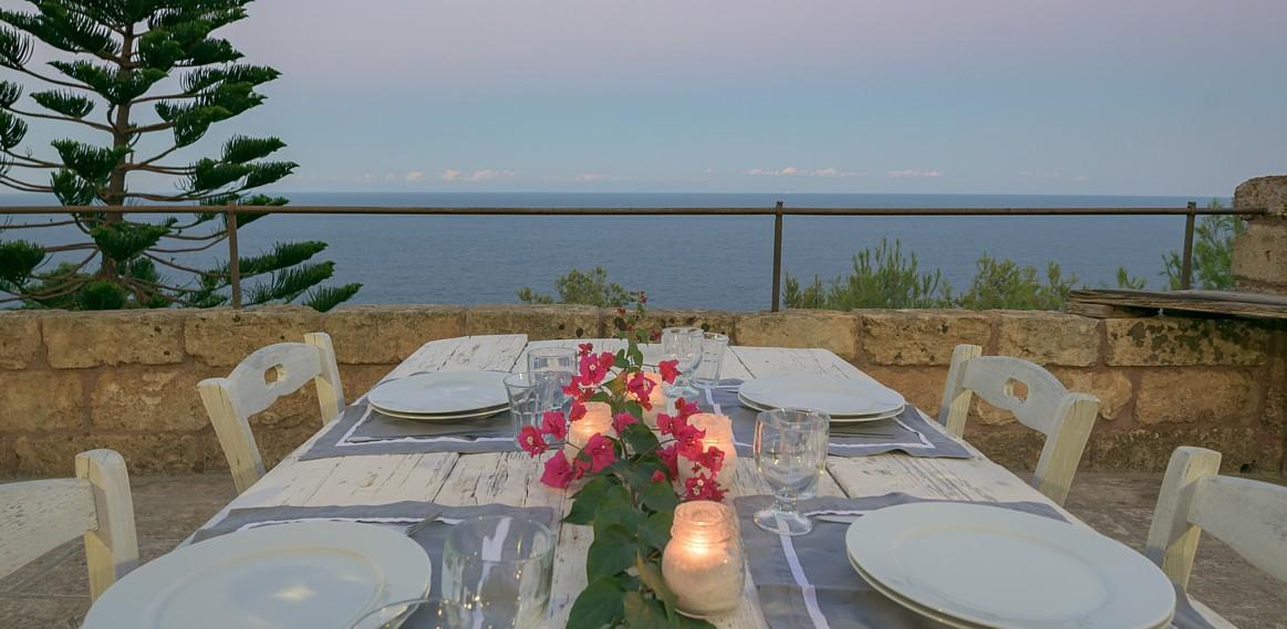 Eingerichtete Terrasse mit Meerblick