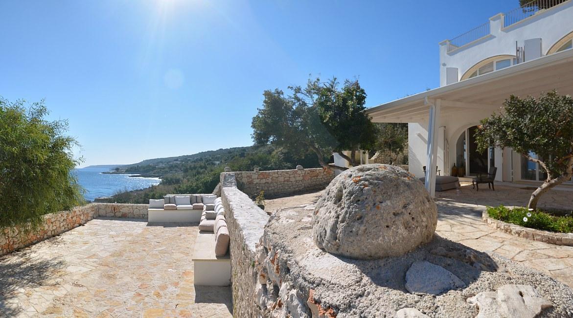 Deuxième terrasse meublée avec vue sur la mer