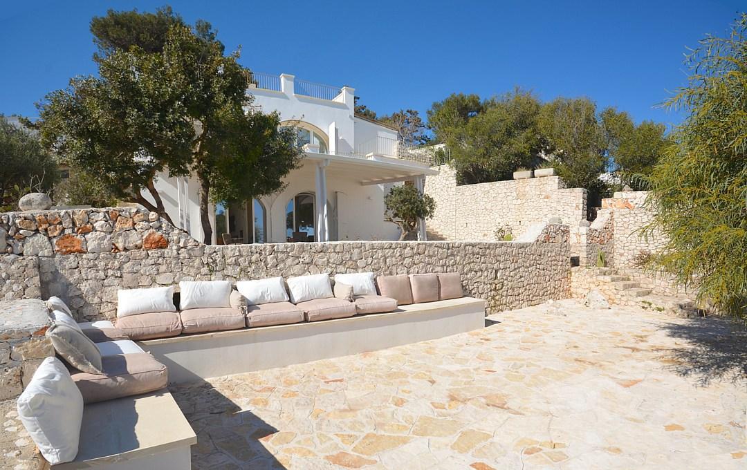 Deuxième terrasse meublée avec vue sur la mer