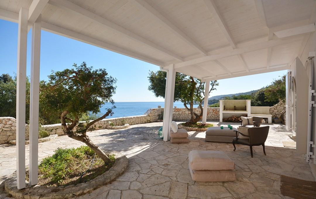 Rez-de-chaussée - patio meublé avec vue sur la mer