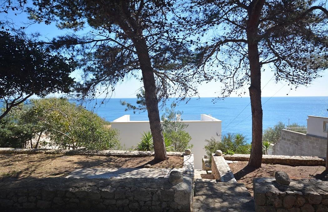 Jardin avec escalier - à l‘arrière de la maison -