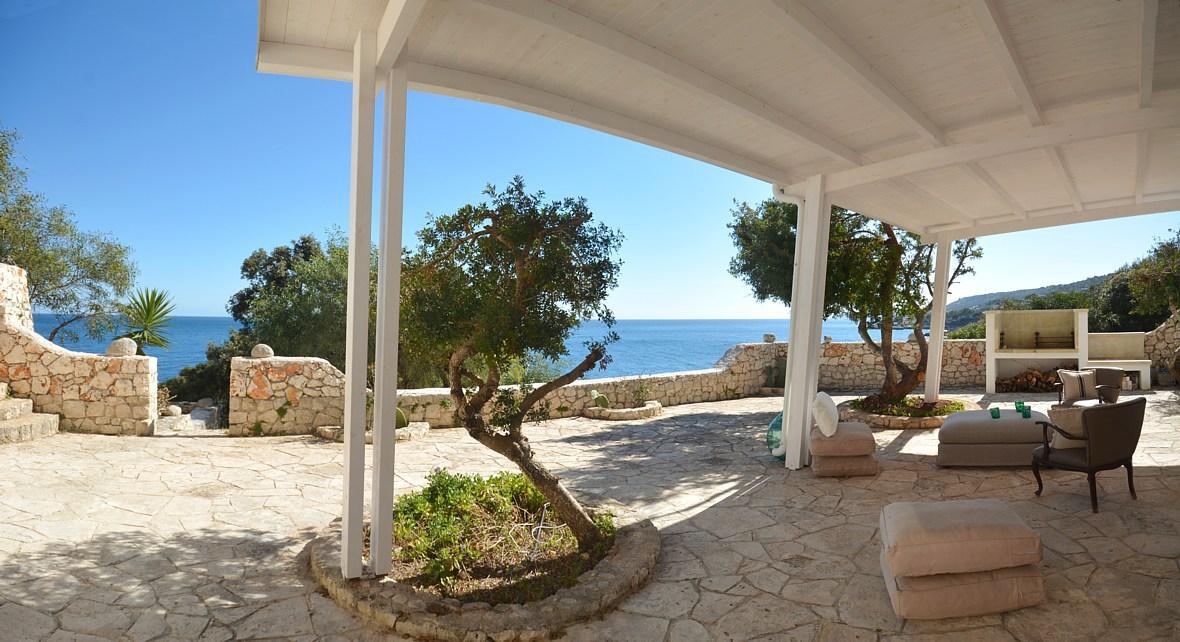 rez-de-chaussée - patio meublé avec vue sur la mer