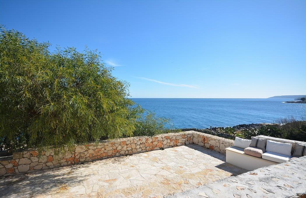 Deuxième terrasse meublée avec vue sur la mer