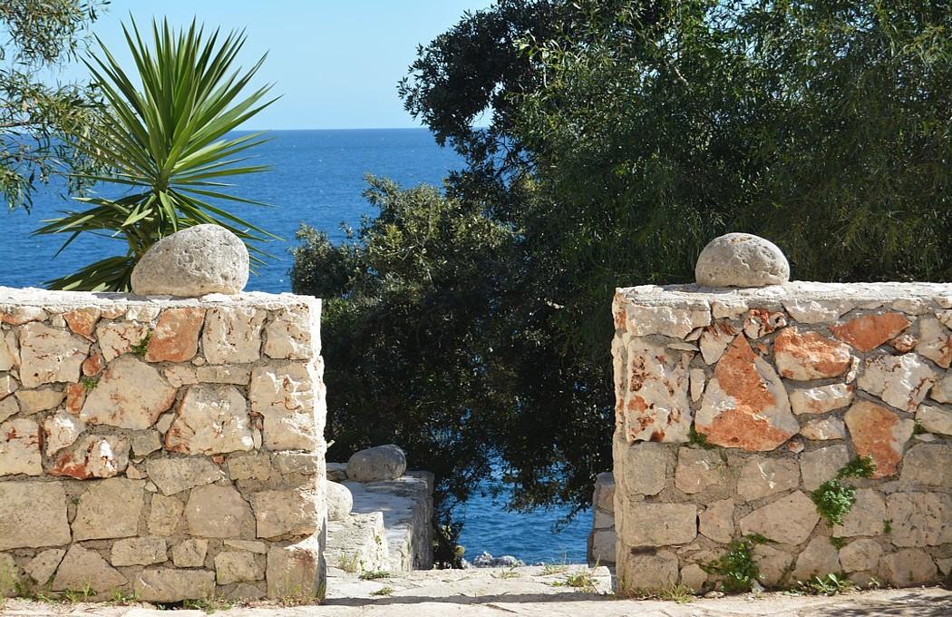 Deuxième terrasse meublée avec vue sur la mer