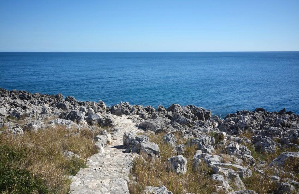 Weg für den direkten und bequemen Zugang zum Meer