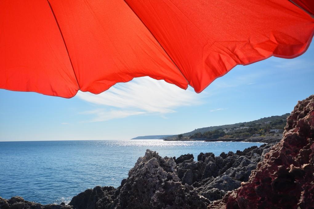 Crique avec plate-forme en béton équipée et pratique pour accéder à la mer