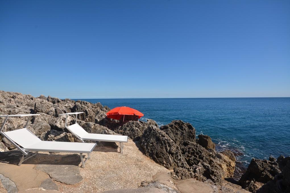 Crique avec plate-forme en béton équipée et pratique pour accéder à la mer