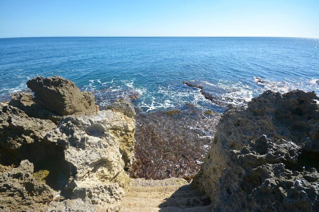 Crique avec plate-forme en béton équipée et pratique pour accéder à la mer