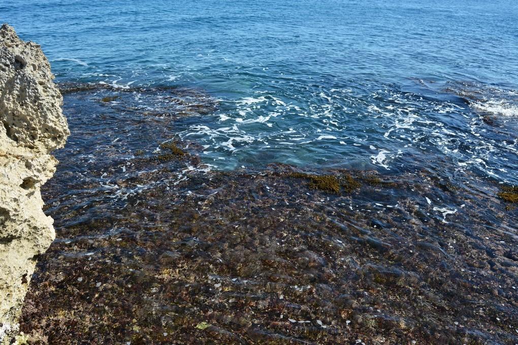 Crique avec plate-forme en béton équipée et pratique pour accéder à la mer