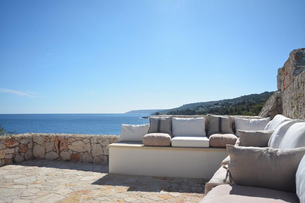 Deuxième terrasse meublée avec vue sur la mer