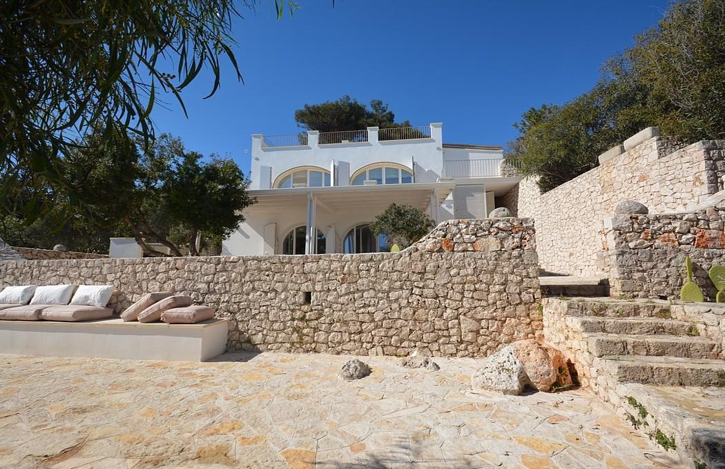 Deuxième terrasse meublée avec vue sur la mer