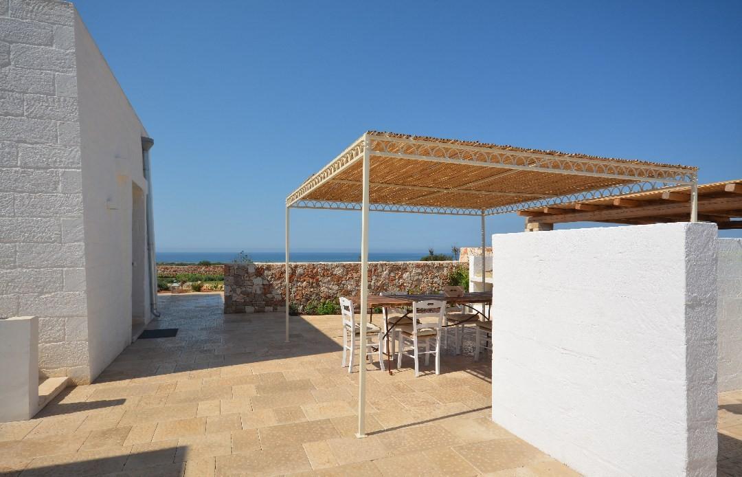 Pergola avec vue sur la mer - espace barbecue