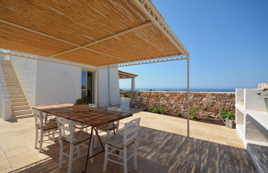 Pergola avec vue sur la mer - espace barbecue