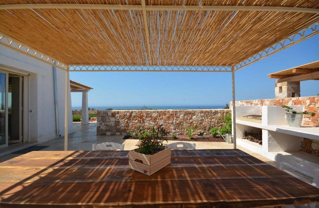 Pergola avec vue sur la mer - espace barbecue