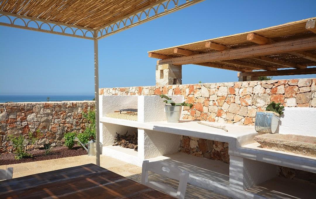 Pergola avec vue sur la mer - espace barbecue