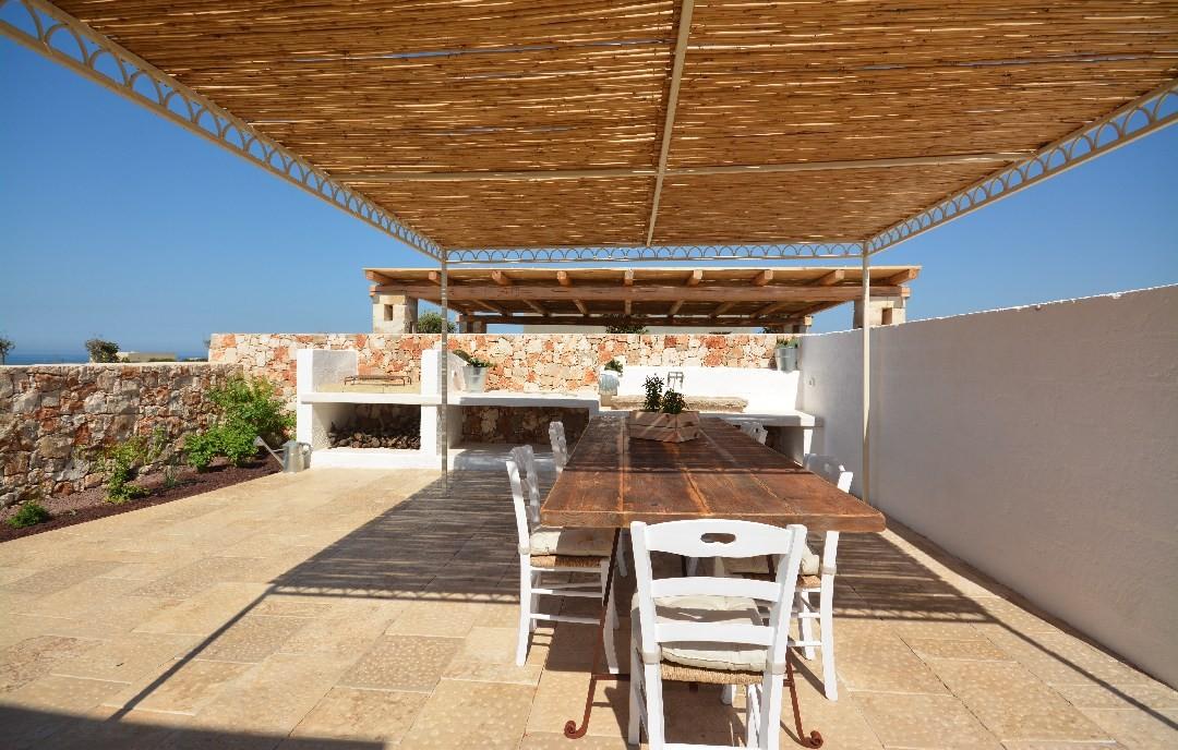 Pergola avec vue sur la mer - espace barbecue