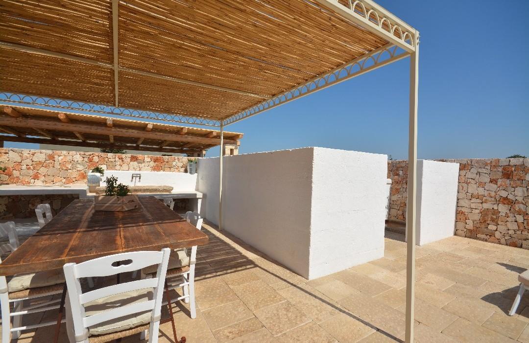 Pergola avec vue sur la mer - espace barbecue