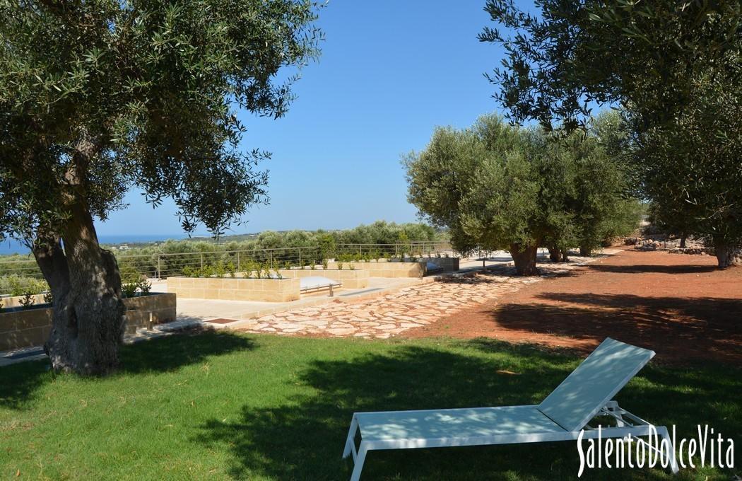 Piscina e vista panoramica del mare