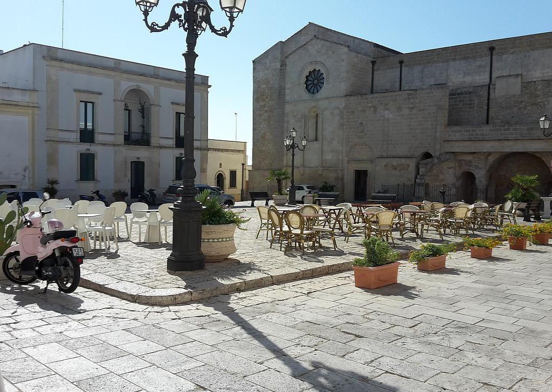 Castro village - place de la cathédrale dans le centre historique