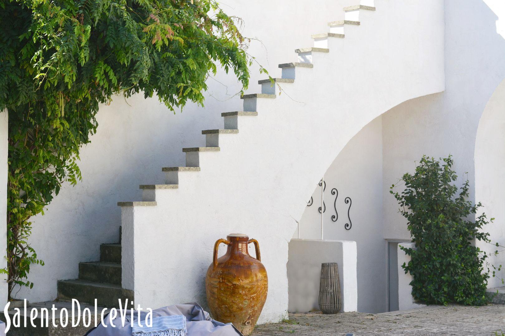 cortile con piscina dettaglio