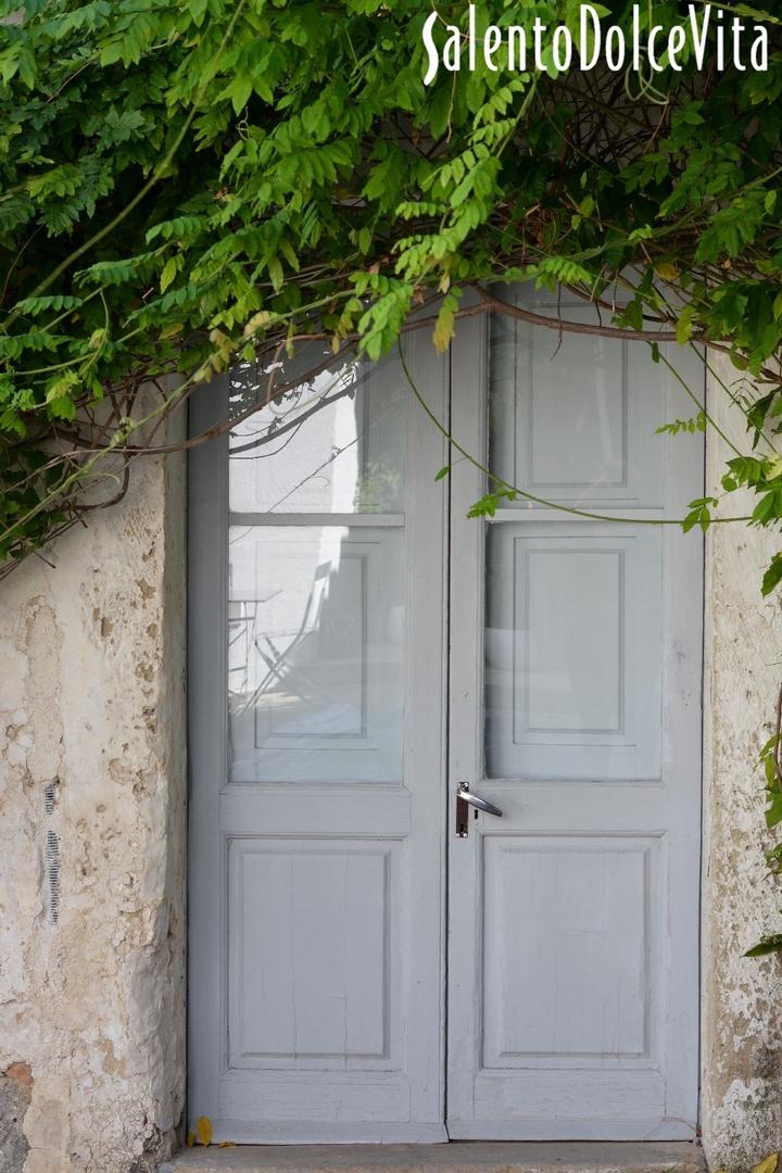 cortile con piscina dettagli